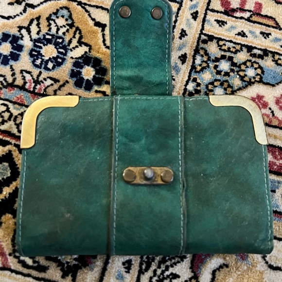 Forest green BDG wallet from urban outfitters with gold hinge clip - Picture 4 of 5